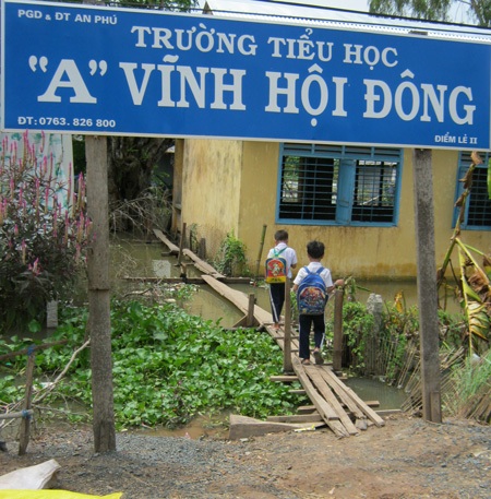 Cận cảnh học sinh vượt lũ đến trường - 6 Cận cảnh học sinh vượt lũ đến trường - 6