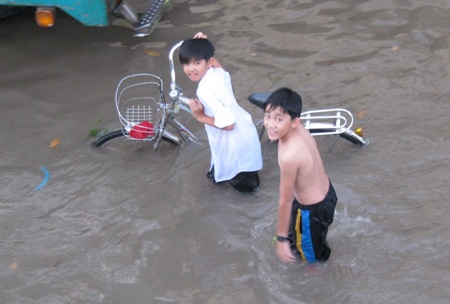 Hàng ngàn học sinh “vật vã” vượt nước triều cường - 7 Hàng ngàn học sinh “vật vã” vượt nước triều cường - 7