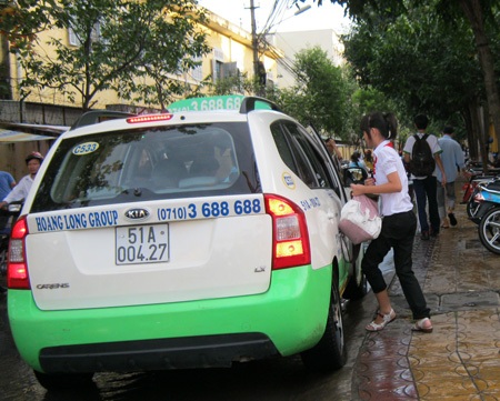 Hàng ngàn học sinh “vật vã” vượt nước triều cường - 10 Hàng ngàn học sinh “vật vã” vượt nước triều cường - 10