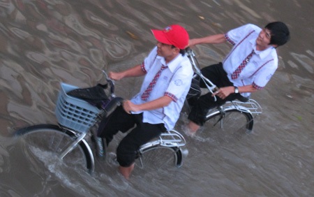 Hàng ngàn học sinh “vật vã” vượt nước triều cường - 11 Hàng ngàn học sinh “vật vã” vượt nước triều cường - 11