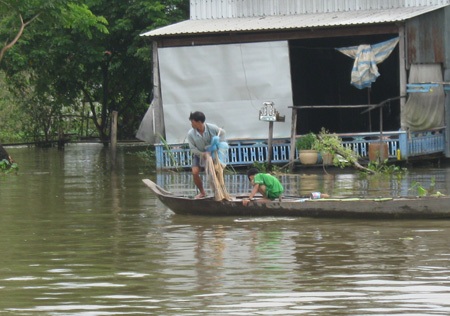 Những đứa trẻ đùa giỡn với “thủy thần” - 8