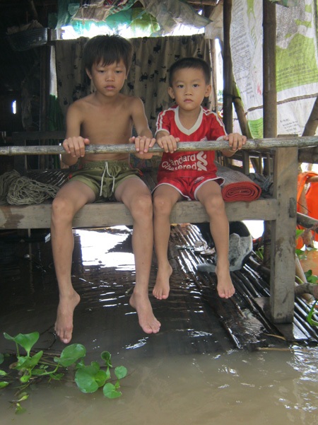 Những đứa trẻ đùa giỡn với “thủy thần” - 9