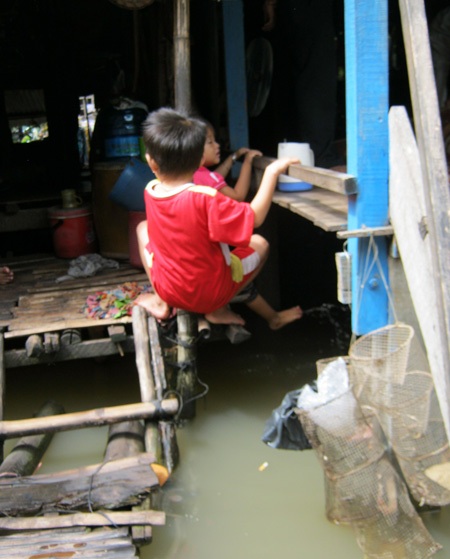 Những đứa trẻ đùa giỡn với “thủy thần” - 2