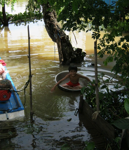 Những đứa trẻ đùa giỡn với “thủy thần” - 1