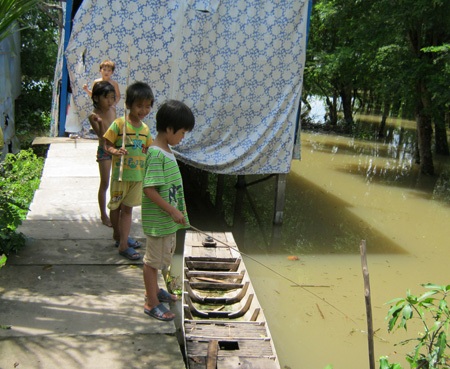 Những đứa trẻ đùa giỡn với “thủy thần” - 4