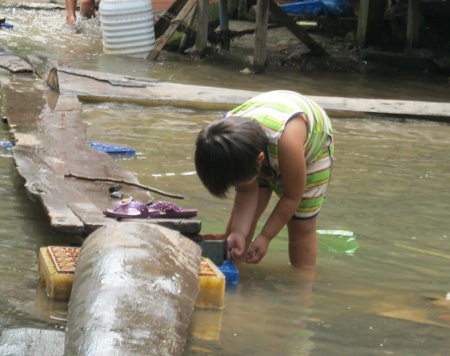 Những đứa trẻ đùa giỡn với “thủy thần” - 5