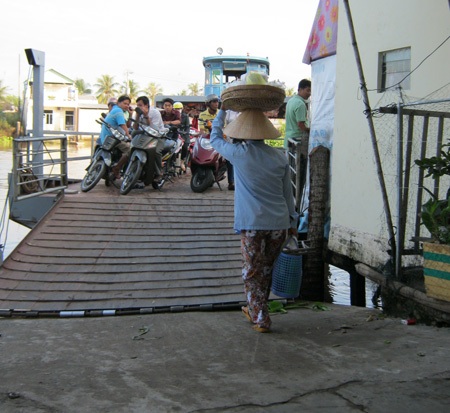 Lao động nghèo vui mừng vì bến phà trở lại - 4 Lao động nghèo vui mừng vì bến phà trở lại - 4