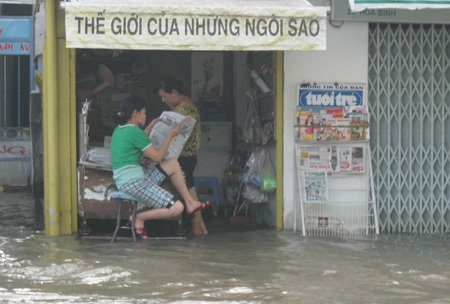 Hàng quán thất thu do triều cường - 10