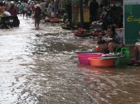 Hàng quán thất thu do triều cường - 11