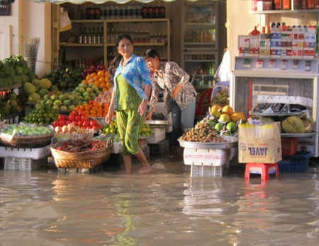 Hàng quán thất thu do triều cường - 1