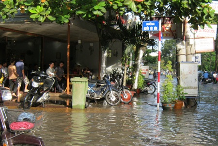 Hàng quán thất thu do triều cường - 2