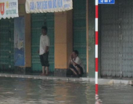 Hàng quán thất thu do triều cường - 3