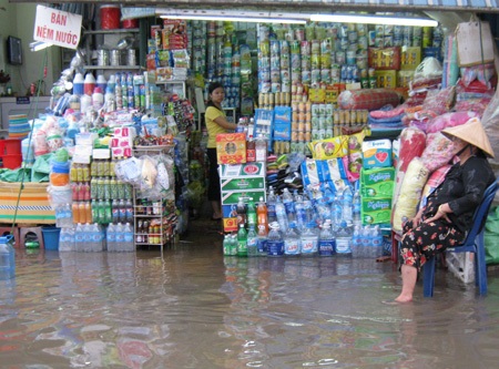 Hàng quán thất thu do triều cường - 4