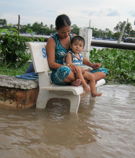Hàng quán thất thu do triều cường - 5