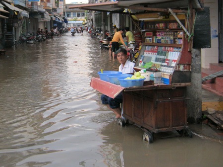 Hàng quán thất thu do triều cường - 6