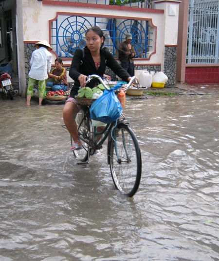 Hàng quán thất thu do triều cường - 7