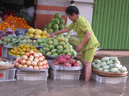 Hàng quán thất thu do triều cường - 8