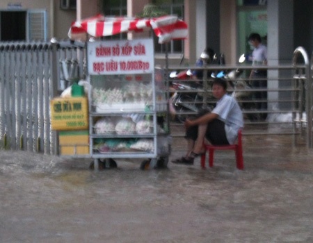 Hàng quán thất thu do triều cường - 9