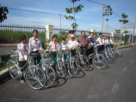 TP Cần Thơ: Trao 100 xe đạp cho học sinh nghèo - 1 TP Cần Thơ: Trao 100 xe đạp cho học sinh nghèo - 1