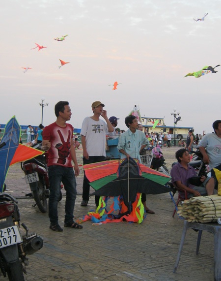 Hốt bạc nhờ nghề “cứu hộ” diều - 2