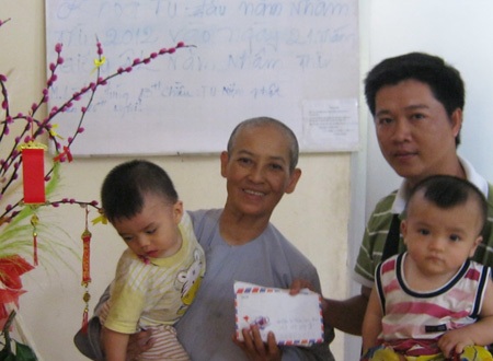 Hơn 17 triệu đồng đến với các bé chùa Long an - 1 Hơn 17 triệu đồng đến với các bé chùa Long an - 1