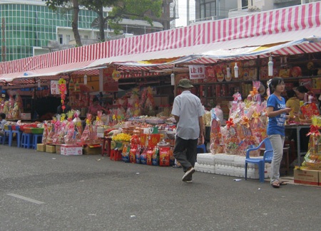 Hoa, quả, bánh kẹo xả hàng chiều 29 Tết - 3