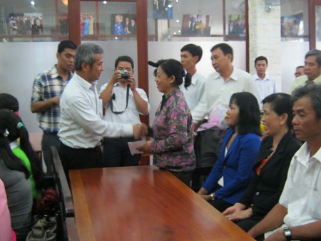 Quà Tết ấm lòng công nhân xa quê - 1