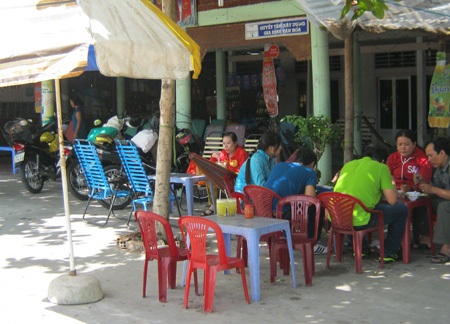 Hàng quán trên quốc lộ 1A hốt bạc nhờ Tết đến - 1