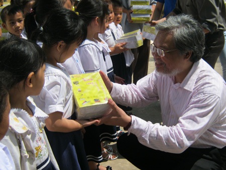 2.000 quyển vở đến với các học sinh nghèo Cần Thơ, Vĩnh Long - 1 2.000 quyển vở đến với các học sinh nghèo Cần Thơ, Vĩnh Long - 1