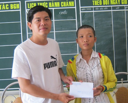 Gần 30 triệu đồng đến với nữ sinh 17 tuổi mắc ung thư - 1