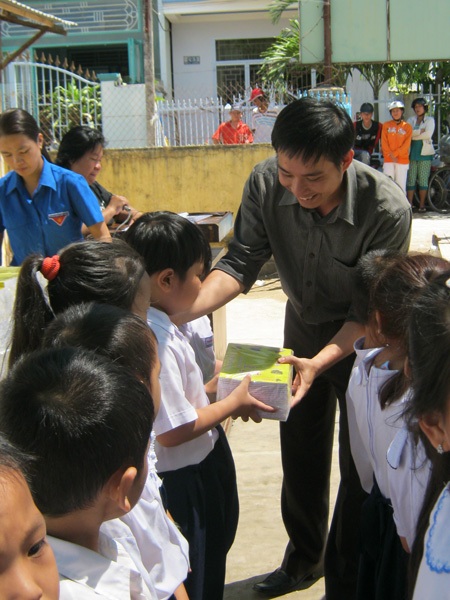 2.000 quyển vở đến với các học sinh nghèo Cần Thơ, Vĩnh Long - 2 2.000 quyển vở đến với các học sinh nghèo Cần Thơ, Vĩnh Long - 2