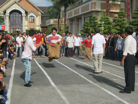 Quà Tết ấm lòng công nhân xa quê - 2