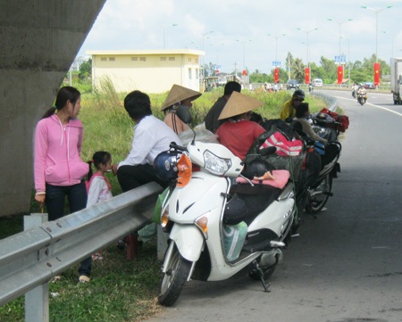 Hàng quán trên quốc lộ 1A hốt bạc nhờ Tết đến - 2