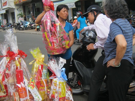 Giỏ quà Tết "đầu dê, thịt chó" - 1 Giỏ quà Tết "đầu dê, thịt chó" - 1