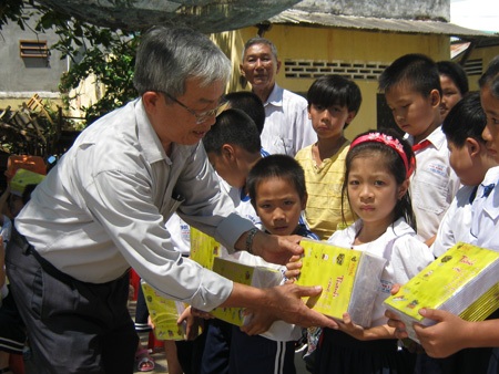 2.000 quyển vở đến với các học sinh nghèo Cần Thơ, Vĩnh Long - 3 2.000 quyển vở đến với các học sinh nghèo Cần Thơ, Vĩnh Long - 3