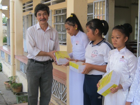 2.000 quyển vở đến với các học sinh nghèo Cần Thơ, Vĩnh Long - 4 2.000 quyển vở đến với các học sinh nghèo Cần Thơ, Vĩnh Long - 4