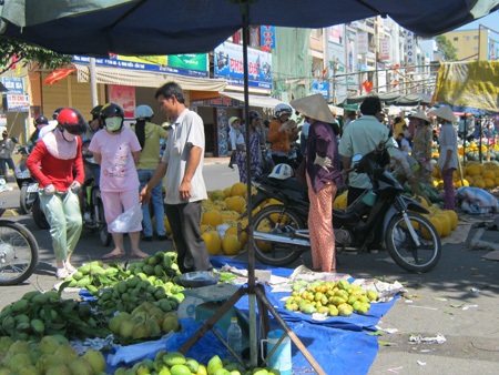 Hoa, quả, bánh kẹo xả hàng chiều 29 Tết - 5