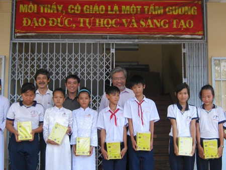 2.000 quyển vở đến với các học sinh nghèo Cần Thơ, Vĩnh Long - 5 2.000 quyển vở đến với các học sinh nghèo Cần Thơ, Vĩnh Long - 5