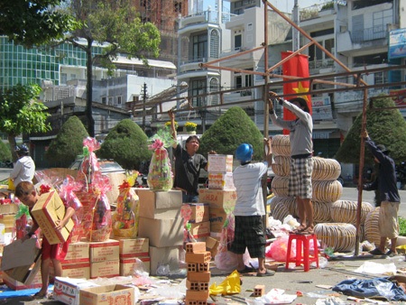 Hoa, quả, bánh kẹo xả hàng chiều 29 Tết - 2