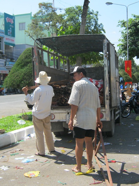 Hoa, quả, bánh kẹo xả hàng chiều 29 Tết - 6