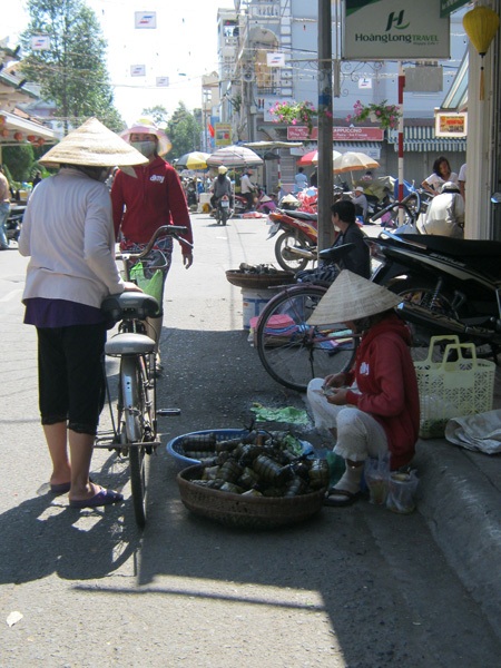 Hoa, quả, bánh kẹo xả hàng chiều 29 Tết - 7