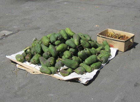 Hoa, quả, bánh kẹo xả hàng chiều 29 Tết - 8