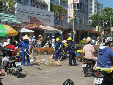 Hoa, quả, bánh kẹo xả hàng chiều 29 Tết - 9