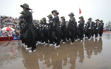 Hơn 1.000 chiến sĩ diễu binh trong mưa