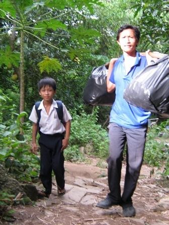 Xã cung cấp hàng đúng giá cho người dân núi Cấm