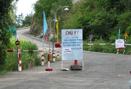 Xã cung cấp hàng đúng giá cho người dân núi Cấm