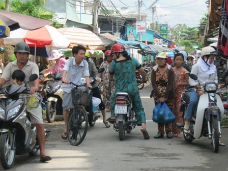 TP Cần Thơ vất vả dẹp chợ cóc, hàng rong