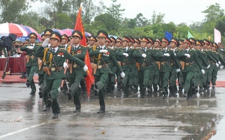 Hơn 1.000 chiến sĩ diễu binh trong mưa