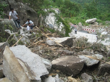 Vụ sạt đá ở An Giang: Không phải do nổ mìn phá đá làm đường - 1 Vụ sạt đá ở An Giang: Không phải do nổ mìn phá đá làm đường