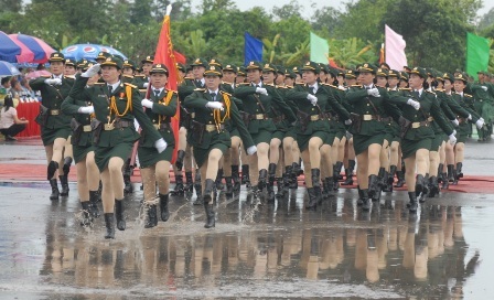 Hơn 1.000 chiến sĩ diễu binh trong mưa